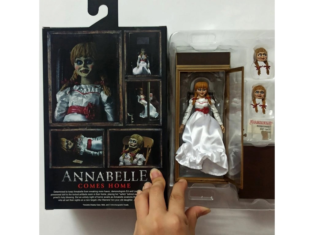 Panenka Annabelle s vitrínou